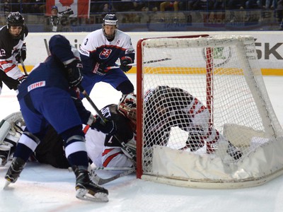 Na snímke chrbtom vľavo hráč Slovenska Adam Liška strieľa prvý gól brankárovi Kanady Ianovi Scottovi