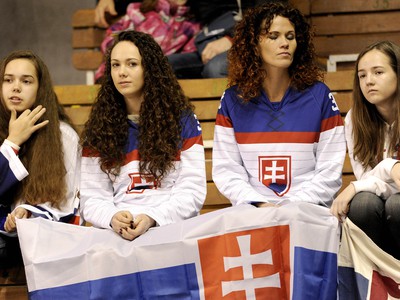 Fanúšičky Slovenska počas súboja so Švajčiarskom 