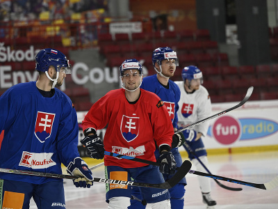 Slovenskí reprezentanti počas tréningu v rámci prípravy na majstrovstvá sveta v hokeji