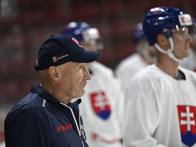Hlavný tréner slovenskej hokejovej reprezentácie Craig Ramsay sleduje tréning na ľade 