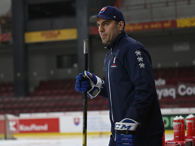 Asistent trénera slovenskej hokejovej reprezentácie Peter Frühauf sleduje tréning na ľade