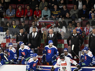 Na snímke tréner slovenskej hokejovej reprezentácie Craig Ramsay (uprostred) a jeho asistenti stoja na striedačke počas prípravného zápasu
