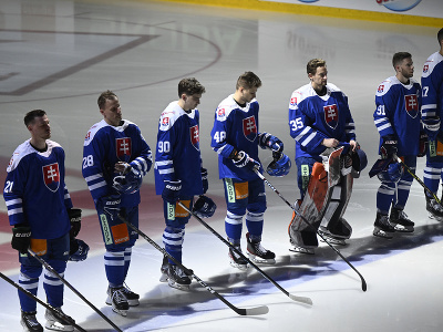 Na snímke slhttps://cms.sportky.zoznam.sk/img.fcgi?p=//80px/762993.jpgovenskí hokejisti počas nástupu na ľad