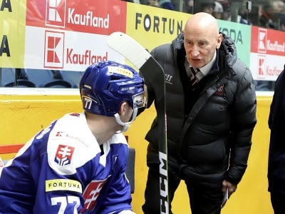 Na snímke vpravo tréner slovenskej hokejovej reprezentácie Craig Ramsay