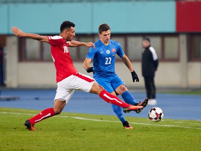Jakub Holúbek zo Slovenska a Karim Onisiwo z Rakúska počas medzištátneho prípravného zápasu Slovensko - Rakúsko