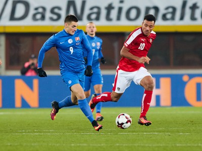Matúš Bero zo Slovenska a Karim Onisiwo z Rakúska počas medzištátneho prípravného zápasu Slovensko - Rakúsko