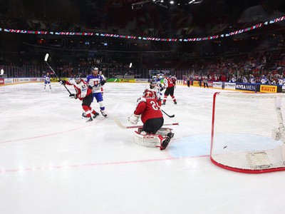 Slovenskí hokejisti oslavujú druhý gól do siete Rakúska