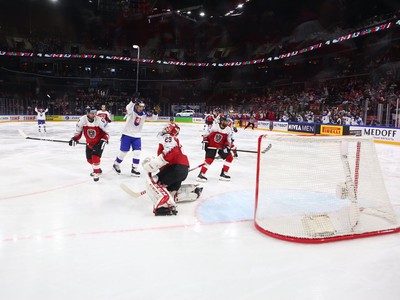 Slovenskí hokejisti oslavujú druhý gól do siete Rakúska