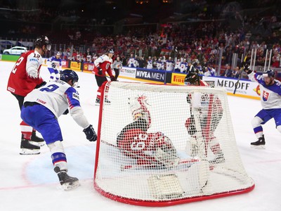 Slovenskí hokejisti sa radujú z gólu do siete Rakúska