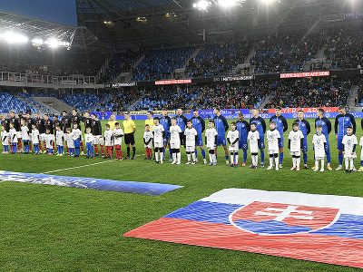 Na snímke vpravo tím Slovenska a vľavo tím Rakúska počas hymny 
