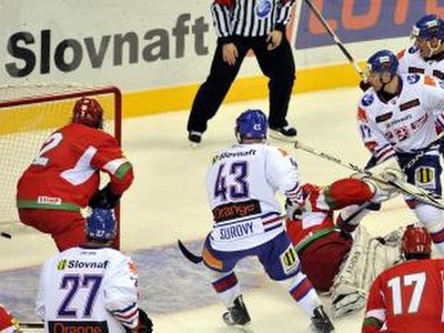 Podhradský (2. sprava) strieľa prvý gól do siete Bieloruska
