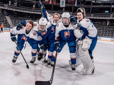 Oslavujúce slovenské hokejistky po