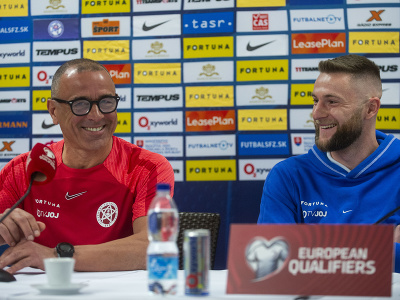 Na snímke vľavo tréner futbalovej reprezentácie SR Francesco Calzona a futbalový reprezentant SR Milan Škriniar  počas tlačovej konferencie pred zápasom kvalifikácie majstrovstiev Európy 2024 Slovensko - Island