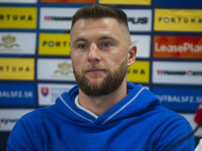 Na snímke futbalový reprezentant SR Milan Škriniar počas tlačovej konferencie pred zápasom kvalifikácie majstrovstiev Európy 2024 Slovensko - Island