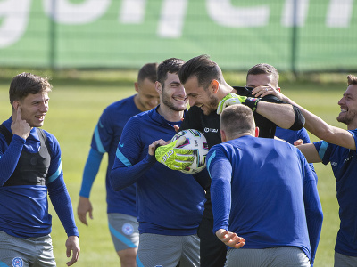 Martin Dúbravka (v strede) počas tréningu slovenskej futbalovej reprezentácie