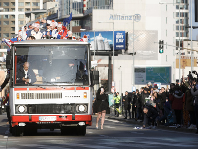 Slovenská hokejová reprezentácia počas ich okružnej jazdy kabrioautobusom v uliciach Bratislavy pri príležitosti osláv po ich návrate s bronzovými medailami z XXIV. zimných olympijských hier (ZOH) 2022 v Pekingu.