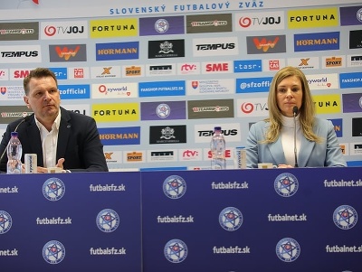 Štefan Tarkovič a Monika Jurigová počas tlačovej konferencie k nominácií na prípravné zápasy