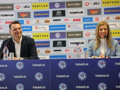 Štefan Tarkovič a Monika Jurigová počas tlačovej konferencie k nominácií na prípravné zápasy