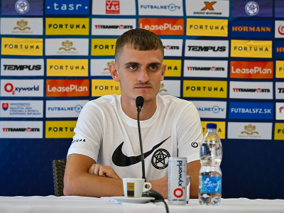 Na snímke slovenský stredopoliar Matúš Kmeť (AS Trenčín) počas tlačovej konferencie po príchode na zraz slovenskej futbalovej reprezentácie pred zápasmi kvalifikácie 
