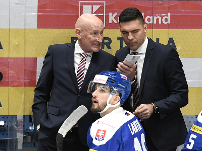 Na snímke hore zľava tréner slovenskej hokejovej reprezentácie Craig Ramsay, jeho asistent Peter Frühauf a uprostred Róbert Lantoši
