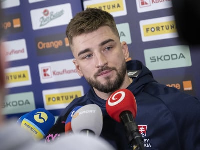 Slovenský hokejový reprezentant Róbert Lantoši odpovedá na otázky novinárov počas príchodu na reprezentačný zraz v Bratislave