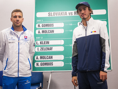 Na snímke zľava Alex Molčan (Slovensko) a Nicolas David Ionel (Rumunsko) počas žrebu zápasu 1. svetovej skupiny Davisovho pohára Slovensko – Rumunsko
