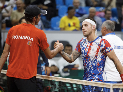 Rumunský tenista Nicholas David Ionel a slovenský tenista Alex Molčan počas záverečného zápasu duelu 1. svetovej skupiny Davisovho pohára medzi Slovensko - Rumunsko