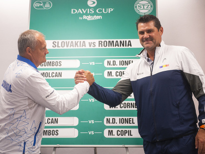 Na snímke nehrajúci kapitáni vľavo Tibor Tóth (Slovensko) a vpravo Gabriel Trifu (Rumunsko) počas žrebu zápasu 1. svetovej skupiny Davisovho pohára Slovensko – Rumunsko