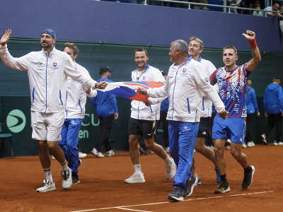 Slovenský daviscupový tím sa raduje z víťazstva v dueli 1. svetovej skupiny Davisovho pohára medzi Slovensko - Rumunsko