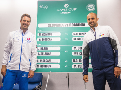 Na snímke zľava Norbert Gombos (Slovensko) a Marius Copil (Rumunsko) počas žrebu zápasu 1. svetovej skupiny Davisovho pohára Slovensko – Rumunsko