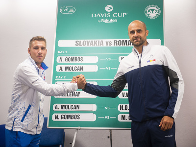Na snímke vľavo Alex Molčan (Slovensko) a vpravo Marius Copil (Rumunsko) počas žrebu zápasu 1. svetovej skupiny Davisovho pohára Slovensko – Rumunsko