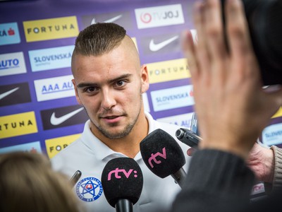 Futbalista Adam Jakubech počas rozhovoru s novinármi pri príležitosti zrazu slovenskej futbalovej reprezentácie pred odletom do Abú Zabí