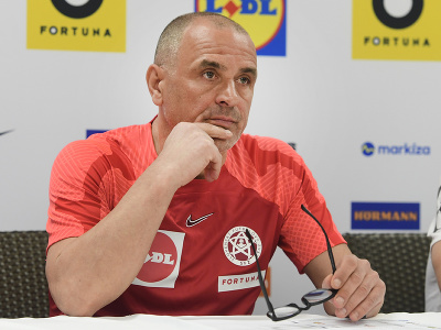 Tréner slovenskej futbalovej reprezentácie Francesco Calzona počas tlačovej konferencie pred priateľským zápasom s Rakúskom