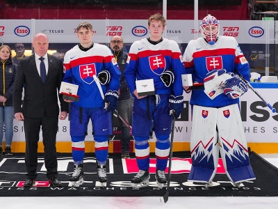 Trojica najlepších Slovákov na MS v hokeji do 20 rokov - Servác Petrovský, Maxim Štrbák a Adam Gajan