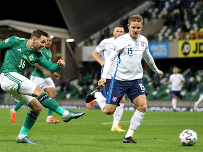 Futbalista Severného Írska Conor Washington (vľavo) strieľa počas zápasu finále play off o EURO 2020 Severné Írsko - Slovensko