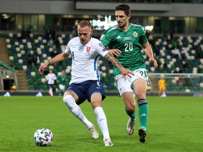 Futbalista Slovenska Ondrej Duda (vľavo) a hráč Severného Írska Craig Cathcart