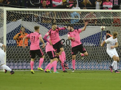 Róbert Mak (Slovensko) strieľa úvodný gól v kvalifikačnom zápase F-skupiny o postup na MS 2018 vo futbale Slovensko - Škótsko
