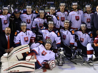 
Spoločná fotografia slovenskej hokejovej reprezentácie s víťazným pohárom po obhajobe prvenstva na turnaji Slovakia Cup
