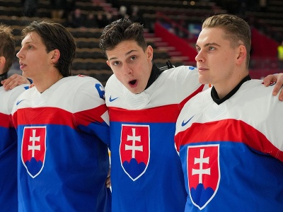 Slovenskí hokejisti sa zabávajú počas hymny po víťazstve nad Švjačiarskom