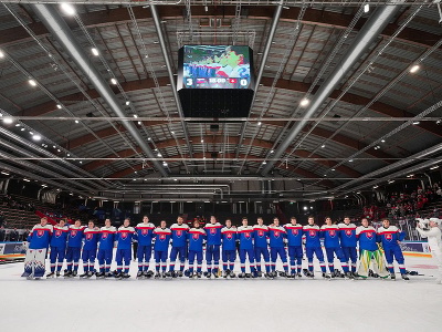 Slovenskí hokejisti počas hymny po víťazstve nad Švajčiarskom