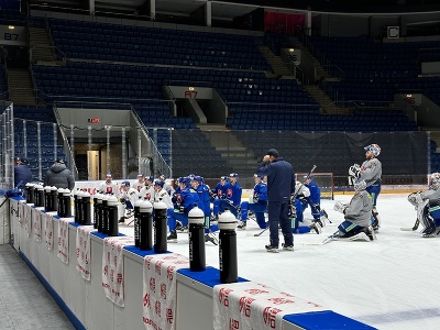 Slovenskí hokejisti počas neoficiálneho kempu pred štartom prípravy na MS v hokeji