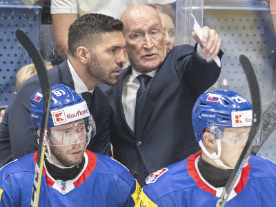 Hore sprava tréner slovenských hokejistov Craig Ramsay, asistent trénera Peter Frühauf a dole sprava hráči Adam Liška a Matúš Sukeľ 