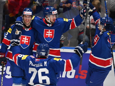 Slovenský hokejista Pavol Regenda (87) sa raduje z gólu na 2:0 so spoluhráčmi Samuelom Kňažkom (12), Kristiánom Pospíšilom (22) a Martinom Pospíšilom (76)