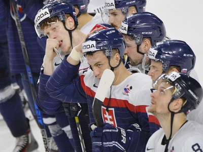 Sklamaní slovenskí hokejisti po prehre s Dánskom