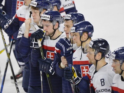 Sklamaní slovenskí hokejisti po prehre s Dánskom