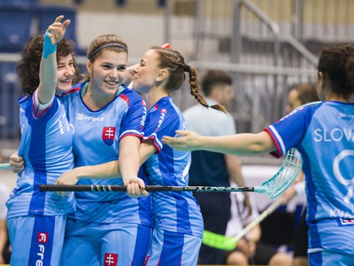 Na snímke hráčky Slovenska zľava Patrícia-Mária Dzurinová, Lenka Cupráková, Barbora Kocúrová a Daniela Kvasková sa radujú po góle