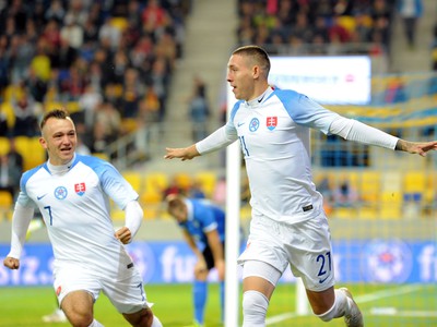 Zľava: Miroslav Káčer a Erik Jirka oslavujú gól