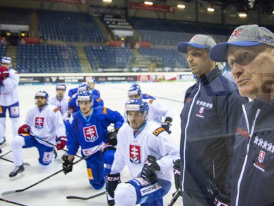Na snímke sprava tréner Craig Ramsay, asistent trénera Ján Pardavý a slovenskí hokejoví reprezentanti počas tréningu
