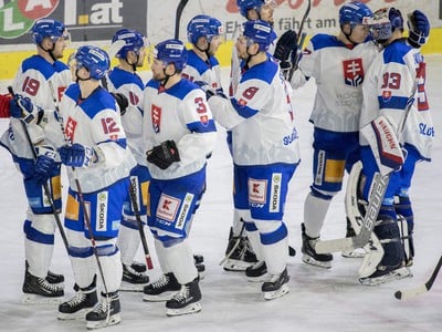 Na snímke slovenskí hokejisti sa radujú z víťazstva 2:1 po samostatných nájazdoch