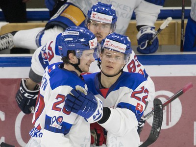 Na snímke slovenskí hokejisti,  zľava Marián Studenič, Martin Bakoš a Adam Liška sa tešia z víťazstva